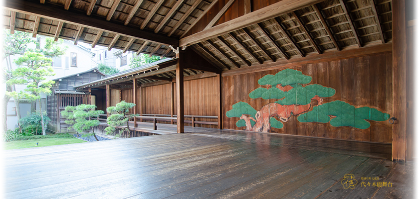 京都西本願寺の北能舞台（国宝）を模している